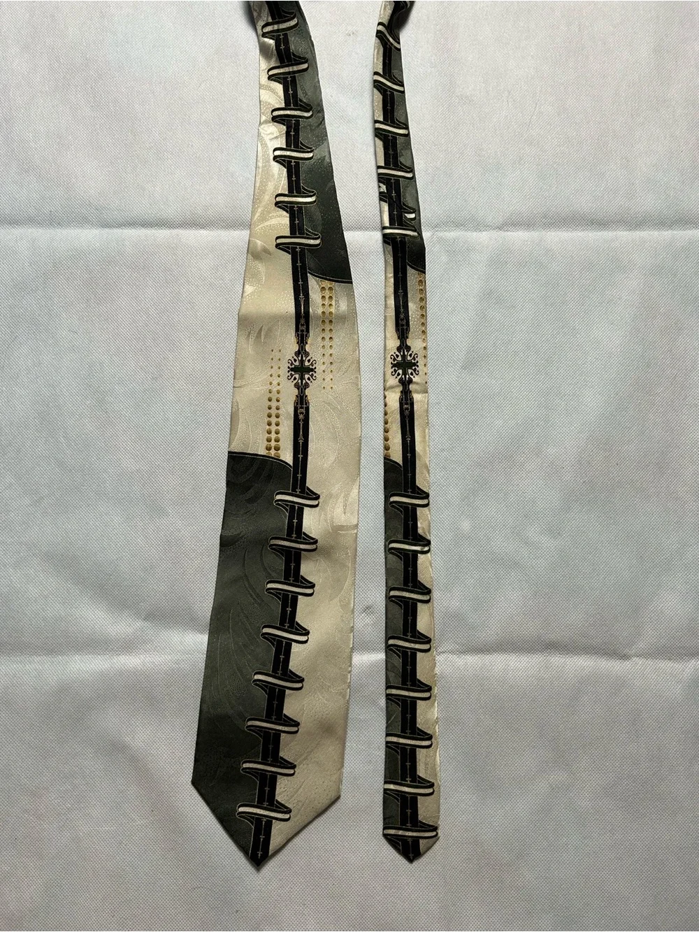 Di Capri silk made in Korea artistic patterned tie
